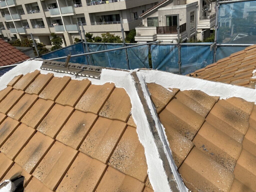棟の漆喰を詰め直している作業